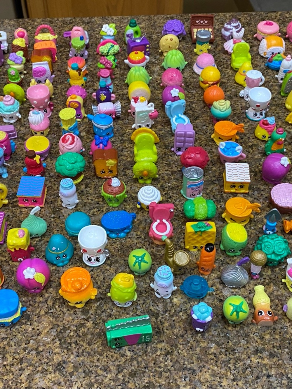 Shopkins Kids Toy Collectible Set - 200 pieces.